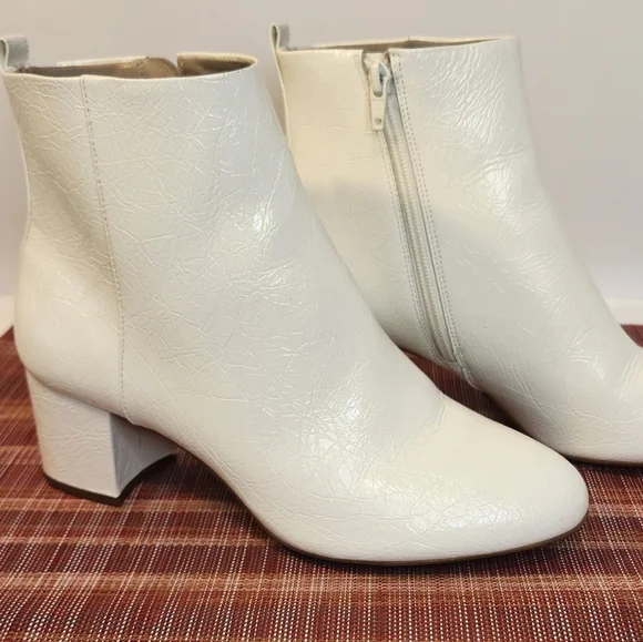 Gianni Bini Jaydennn White Ankle Embossed Leather Heeled Ankle Booties Size 7.5 - Picture 3 of 8